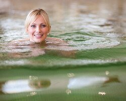 Frau im Indoor Pool